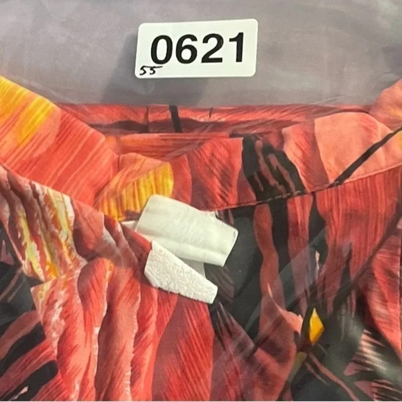 VINTAGE Hawaiian Button Up Shirt. Made in Hawaii.
Size: XL - Picture 9 of 9